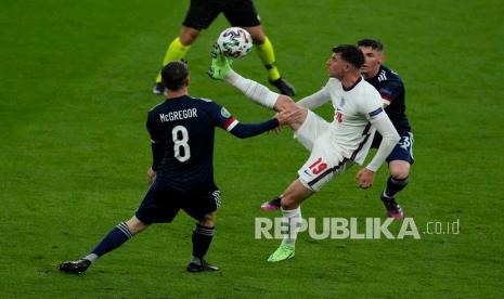 Pemain Inggris Mason Mount (kanan) mengontrol bola pada pertandingan grup D kejuaraan sepak bola Euro 2020 antara Inggris dan Skotlandia, di stadion Wembley, di London, Sabtu (19/6) dini hari WIB.