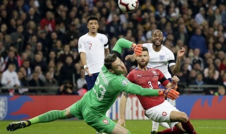   Pemain Inggris Raheem Sterling (kanan) mencetak gol ketiganya dalam babak kualifikasi Piala Eropa 2020 yang mempertemukan Inggris dengan Republik Cheska di stadion Wembley, London, Sabtu (23/3).