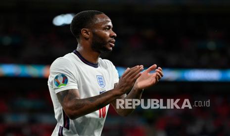 Pemain Inggris Raheem Sterling memberikan tepuk tangan kepada para penggemar saat ia meninggalkan lapangan setelah diganti pada pertandingan grup D kejuaraan sepak bola Euro 2020 antara Republik Ceko dan Inggris di stadion Wembley di London,  Rabu (23/6) dini hari WIB.