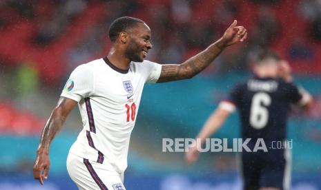 Pemain Inggris Raheem Sterling mengacungkan jempolnya saat pertandingan grup D kejuaraan sepak bola Euro 2020 antara Inggris dan Skotlandia di stadion Wembley di London, Sabtu (19/6) dini hari WIB.