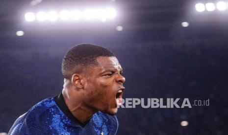 Bek Inter Milan Denzel Dumfries. Manchester United (MU) dan Chelsea dilaporkan mengincar Dumfries pada bursa transfer musim panas 2022.