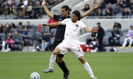 Pemain Inter Miami, Lee Nguyen (Kiri), saat berhadapan dengan Carlos Vela (Los Angeles).