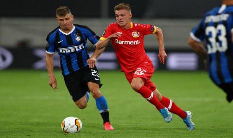 Pemain Inter Mila Nico Barella (kiri) melawan Pemain Leverkusen Daley Sinkgrave dalam lanjutan Perempat Final Liga Europa UEFA di Duesseldorf, Jerman.