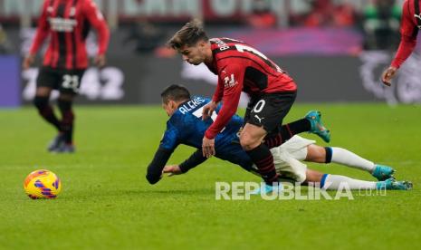  Pemain Inter Milan Alexis Sanchez, kiri, berebut bola dengan pemain AC Milan Brahim Diaz pada pertandingan leg pertama semifinal Piala Italia antara AC Milan dan Inter Milan di stadion San Siro, di Milan, Italia, Rabu (2/3/2022) dini hari WIB. 