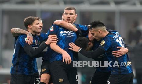  Pemain Inter Milan Andrea Ranocchia melakukan selebrasi dengan rekan setimnya setelah mencetak gol ke-2 timnya saat pertandingan sepak bola Piala Italia antara Inter Milan dan Empoli di stadion San Siro, di Milan, Italia, Kamis (20/1/2022) dini hari WIB.