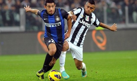 Pemain Inter Milan asal Uruguay, Walter Gargano (kiri) dihadang pemain Juventus asal Cili, Arturo Vidal, dalam pertandingan seri A di Turin, Italia, 3 November 2012