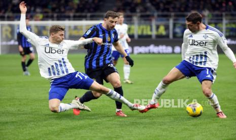 Pemain Inter Milan Carlos Augusto (tengah) dijaga dua pemain Como dalam pertandingan Serie A Liga Italia di Stadion Giuseppe Meazza, Milan, Selasa (24/12/2024) dini hari WIB.