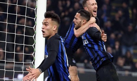  Pemain Inter Milan, Danilo D Ambrosio merayakan gol bersama Ivan Perisic dalam pertandingan Inter melawan Sampdoria di Giuseppe Meazza, Milan, Ahad (17/2).