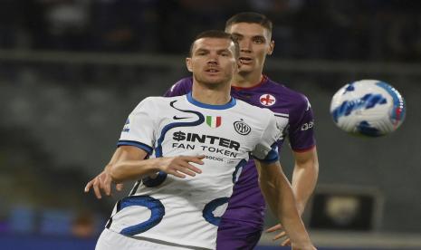 Striker Inter Milan Edin Dzeko, depan, mengontrol bola selama pertandingan sepak bola Serie A Liga Italia antara Fiorentina dan Inter Milan, di Stadion Artemio Franchi di Florence, Italia, Selasa, 21 September 2021.