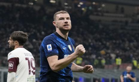 Pemain Inter Milan Edin Dzeko merayakan setelah mencetak gol ke gawang Salernitana selama pertandingan sepak bola Serie A antara Inter Milan dan Salernitana di Stadion San Siro, di Milan, Italia, Jumat, 4 Maret 2022.