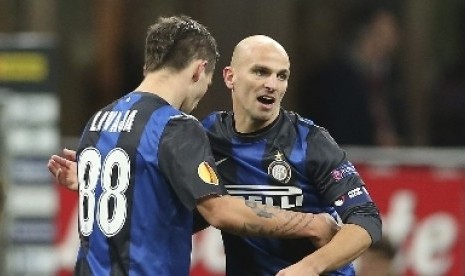 Pemain Inter Milan, Esteban Cambiasso (kanan) dan rekannya, Marko Livaja (kiri).