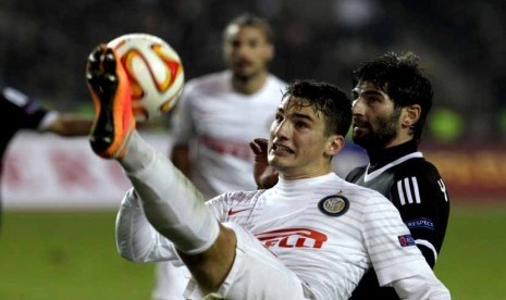 Pemain Inter Milan, Federico Bonazzoli (kiri), berebut bola dengan pemain Qarabag, Namig Yusifov, dalam laga terakhir Grup F Liga Europa di Baku, Azerbaijan, Kamis (11/12). 