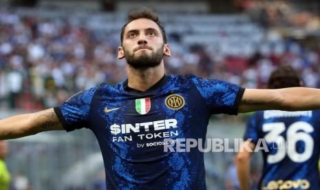 Pemain Inter Milan Hakan Calhanoglu melakukan selebrasi setelah mencetak keunggulan 2-0 dalam pertandingan sepak bola Serie A Italia antara FC Inter dan Genoa di Milan, Italia, Ahad (22/8) dini hari WIB