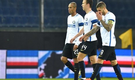 Pemain Inter Milan, Joao Miranda, Ivan Perisic, dan Mauro Icardi berjalan ke luar lapangan stadion Luigi Ferraris seusai laga Serie lawan Sampdoria, Senin (31/10) dini hari WIB. Inter kalah 0-1 pada laga ini.