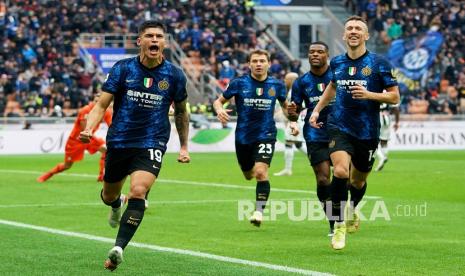 Pemain Inter Milan Joaquin Correa, kiri, merayakan dengan rekan satu timnya termasuk Ivan Persic, kanan, setelah mencetak gol pembuka timnya dalam pertandingan sepak bola Serie A antara Inter Milan dan Udinese, di Milan, Italia,Ahad (31/10).