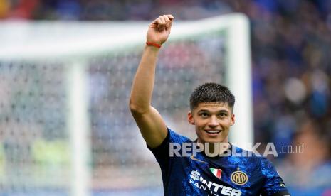  Pemain Inter Milan Joaquin Correa merayakan setelah mencetak gol kedua timnya pada pertandingan sepak bola Serie A antara Inter Milan dan Udinese, di Milan, Italia, Ahad (31/10).