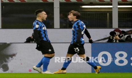 Pemain Inter Milan Lautaro Martinez (kiri) merayakan gol pertama timnya bersama Nicolo Barella pada pertandingan sepak bola leg pertama semifinal Piala Italia antara Inter Milan dan Juventus di stadion San Siro, di Milan, Italia, Rabu (3/2) dini hari WIB. 