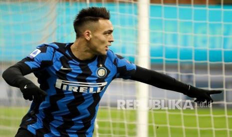 Pemain  Inter Milan Lautaro Martinez merayakan golnya melawan Lazio dalam pertandingan sepak bola Serie A antara Inter Milan dan Lazio di stadion San Siro di Milan, Italia, Senin (15/2) dini hari WIB.