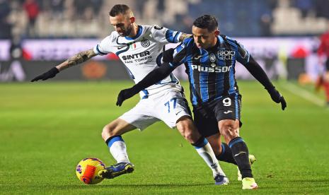 Pemain Inter Milan, Marcelo Brozovic (kiri) berduel dengan pemain Atalanta Luis Muriel (kanan) pada pertandingan lanjutan Serie A Liga Italia di Bergamo, Senin (17/1/2022) dini hari WIB.