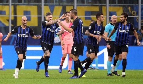 Pemain Inter Milan, Mauro Icardi (dua kiri), melakukan selebrasi bersama rekan setimnya saat menghadapi Barcelona di laga Grup B Liga Champions di StadionGiuseppe Meazza, Milan, Italia, Selasa (6/11). 