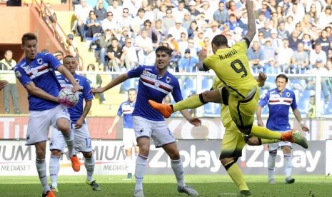 Pemain Inter Milan, Mauro Icardi (kanan), melepaskan tembakan saat menghadapi Sampdoria di laga Serie A Italia di Stadion Marassi, Genoa, Ahad (4/10). 