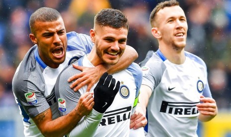  Pemain Inter Milan Mauro Icardi melakukan selebrasi bersama Alcantara Rafinha (kiri) dan Ivan Perisic (kanan) usai melesakkan golnya ke gawang Sampdoria, Ahad (18/3) di Luigi Ferraris Stadium, Ahad (18/3). 