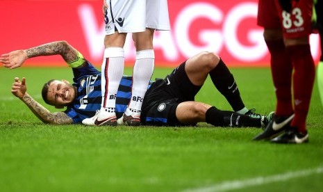 Pemain Inter Milan, Mauro Icardi, mengalami cidera saat menghadapi Bologna FC dalam laga Serie A Italia di Stadion Giuseppe Meazza, Milan, Sabtu (12/3). 