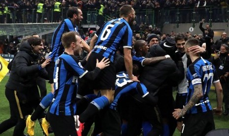 Pemain Inter Milan melakukan selebrasi usai kalahkan AC Milan 4-2 pada laga di San Siro, Senin Dini Hari.