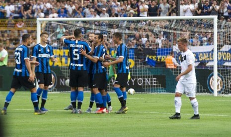 Pemain Inter Milan melakukan selebrasi usai menang 2-0 dari klub Swiss, Lugano, dalam laga uji coba di Lugano, Swiss, pada 14 Juli 2019. 