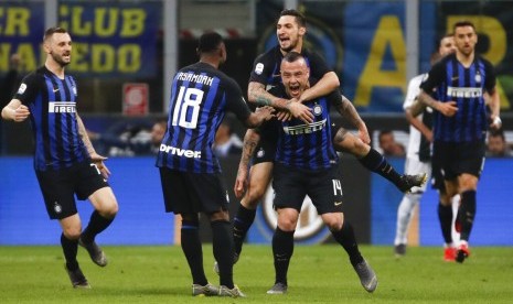 Pemain Inter Milan merayakan gol Radja Nainggolan (tengah) ke gawang Juventus pada laga Serie A di Giuseppe Meazza, Ahad (28/4) dini hari WIB.