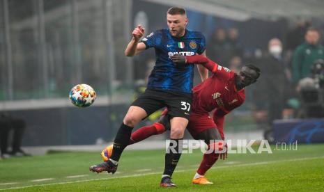  Pemain Inter Milan Milan Skriniar (kiri) ditantang oleh pemain Liverpool Sadio Mane pada pertandingan leg pertama babak 16 besar Liga Champions antara Inter Milan dan Liverpool di stadion San Siro di Milan, Italia,Kamis (17/2/2022) dini hari WIB. 