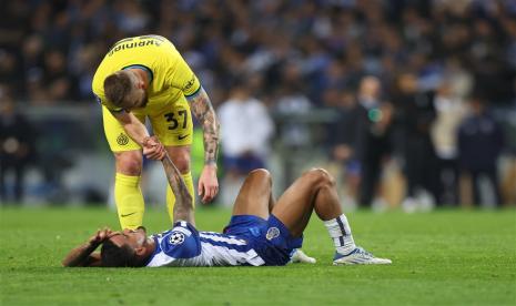 Pemain Inter Milan Milan Skriniar menghibur pemain FC Porto Wenderson Galeno pada akhir pertandingan leg kedua babak 16 besar Liga Champions antara FC Porto dan Inter Milan, di Porto, Rabu (15/3/2023) dini hari WIB. Inter menahan Porto 0-0 untuk lolos ke perempat final Liga Champions dengan agregat 1-0.