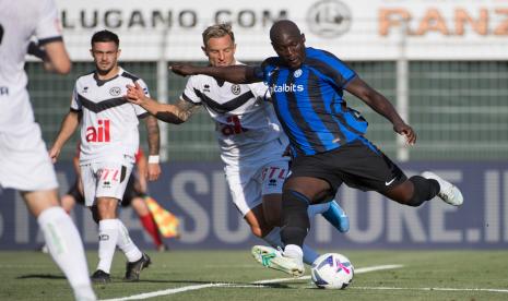  Penyerang Inter Milan Romelo Lukaku (kanan) melepaskan tembakan saat pertandingan persahabatan antara FC Lugano dan Inter Milan, Selasa, 12 Juli 2022, di Lugano, Swiss. 