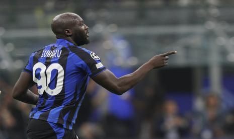 Striker Inter Milan Romelu Lukaku melakukan selebrasi usai mencetak gol keempat timnya dalam pertandingan Liga Champions Grup C antara Inter Milan dan Viktoria Plzen di Stadion San Siro di Milan, Italia, Rabu, 26 Oktober 2022. 