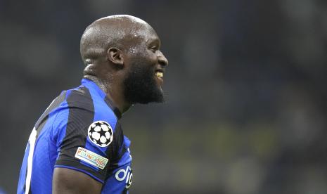 Pemain Inter Milan pinjaman dari Chelsea, Romelu Lukaku, melakukan selebrasi. Inter Milan dilaporkan telah mengajukan tawaran baru untuk mempermanenkan status Lukaku. 