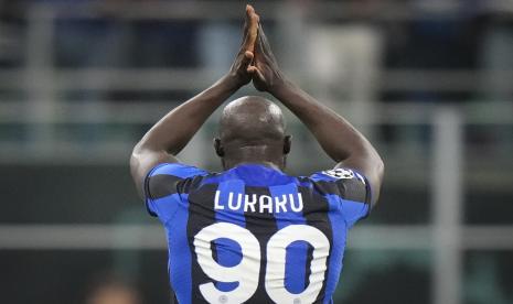 Pemain Inter Milan Romelu Lukaku melakukan selebrasi usai mencetak gol keempat timnya dalam pertandingan Liga Champions Grup C antara Inter Milan dan Viktoria Plzen di stadion San Siro di Milan, Italia, Rabu, 26 Oktober 2022. 