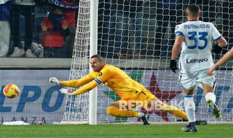 Pemain Inter Milan Samir Handanovic menerjang bola pada pertandingan sepak bola Serie A antara Atalanta dan Inter di Stadion Gewis, Bergamo, Italia, Senin (17/1/2022) dini hari WIB.