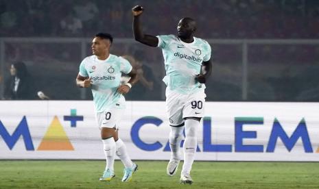  Pemain Inter Romelu Lukaku, kanan, merayakan golnya dalam pertandingan sepak bola Serie A Italia antara Lecce dan Inter Milan di Stadion Via del Mare di Lecce Italia,  Ahad (14/8/2022) dini hari WIB.