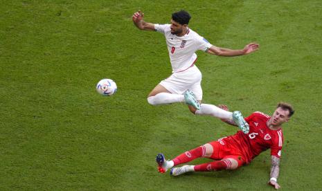  Pemain Iran Mehdi Taremi (atas) berduel memperebutkan bola dengan Joe Rodon dari Wales selama pertandingan sepak bola grup B Piala Dunia antara Wales dan Iran, di Stadion Ahmad Bin Ali di Al Rayyan, Qatar, Jumat, 25 November 2022.