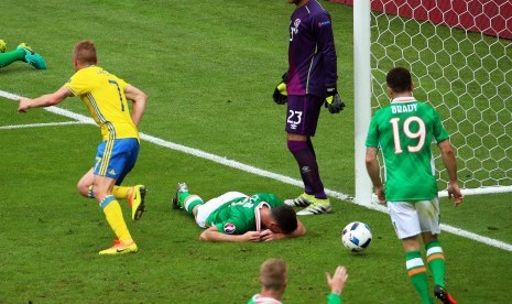 Pemain Irlandia Ciaran Clark (tengah) mendekapkan diri ke lapangan usai membuat gol bunuh diri pada laga melawan Swedia di Stade de France in Saint-Denis