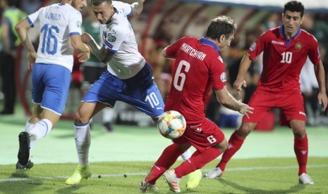 Pemain Italia Alessandro Florenzi (kiri) dan Federico Bernardeschi (2 kiri) berebut bola dengan pemain Armenia Karlen Mkrtchyan (2 kiri) dan Gevorg Ghazaryan (kanan) pada  pertandingan kualifikasi  UEFA EURO 2020  antara Armenia dan Italia di Stadion Republican di Yerevan, Armenia.