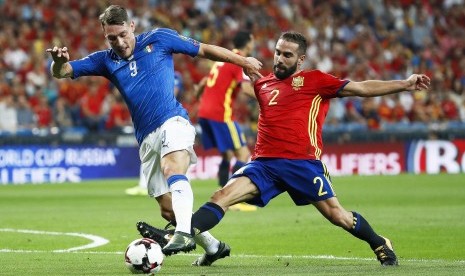 Pemain Italia Andrea Belotti (kiri) ketika berebut bola dengan pemain Spanyol Dani Carvajal (kanan) pada kualifikasi Piala Dunia 2018 Grup B di Stadion Santiago Bernabeu, Madrid, Spanyol, Ahad (3/9) dini hari WIB. 