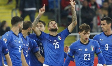 Pemain Italia Cristiano Biraghi mengacungkan tangan mendedikasikan gol yang dicetaknya ke gawang Polandia kepada Davide Astori.