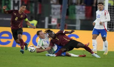 Pemain Italia Davide Frattesi (tengah kiri) berebut bola dengan pemain Belgia Jeremy Doku (tengah kanan) selama pertandingan sepak bola UEFA Nations League di Stadion Olimpico, Roma, Jumat (11/10/2024) dini hari WIB. Kedua tim bermain imbang 2-2.