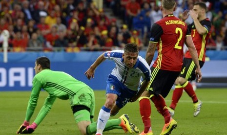 Pemain Italia Emanuele Giaccherini (tengah) melakukan selebrasi usai mencetak gol ke gawang Belgia pada penyisihan grup E Piala Eropadi Stade de Lyon, 13 June 2016.