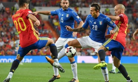 Pemain Italia, Federico Bernardeschi (dua dari kanan) berebut bola dengan pemain Spanyol, Marco Asensio (kiri), pada kualifikasi Piala Dunia 2018 Zona Eropa Grup G di Santiago Bernabeu, Madrid, 2 September 2017. 