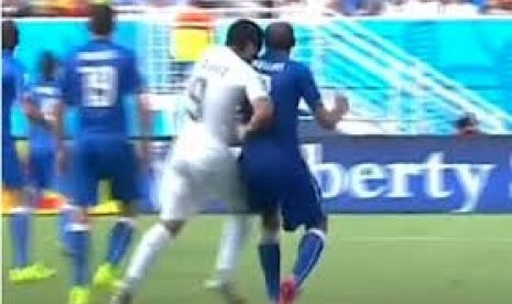 Pemain Italia Georgio Chellini jadi korban gigitan Luis Suarez