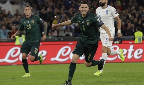 Pemain Italia Jorginho merayakan gol ke gawang Yunani dalam pertandingan kualifikasi Piala Eropa di Stadion Olimpico, Roma, Ahad (13/10) dini hari WIB