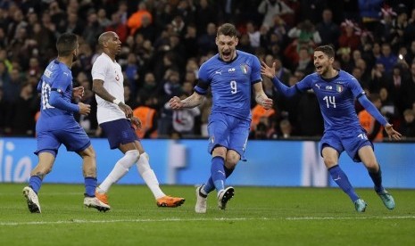 Pemain Italia Lorenzo Insigne (kiri), melakukan selebrasi dengan rekan setimnya setelah mencetak gol ke gawang Inggris dalam laga persabahatan yang digelar Selasa (27/3) malam di Stadion Wembley, London. 