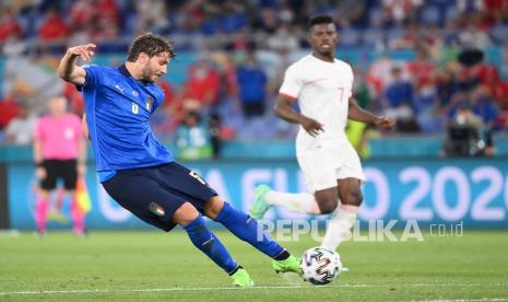 Pemain Italia Manuel Locatelli (kiri) mencetak gol kedua timnya  pada pertandingan grup A kejuaraan sepak bola Euro 2020 antara Italia dan Swiss di stadion Olimpiade Roma, Kamis (17/6) dini hari WIB.